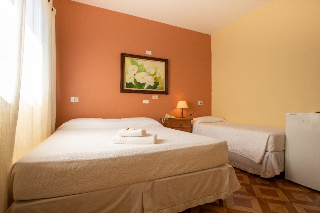 Apartamento com cama de casal e solteiro no Casarão Hotel