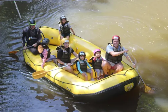 Família com crianças no bote do Mini Rafting no Rio Jacaré Pepira em Brotas