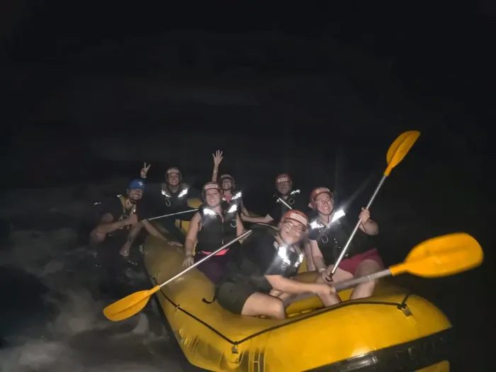 Grupo no bote amarelo durante o Rafting Noturno no Rio Jacaré Pepira em Brotas