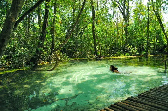 piscina natural Areia que canta em Brotas com água cristalina