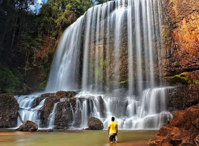 Pessoa observando a cachoeira do astor.