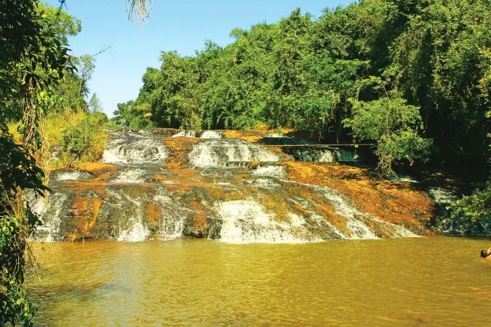 Cachoeira Escorregador: água descendo sobre lajes de pedra no rio
